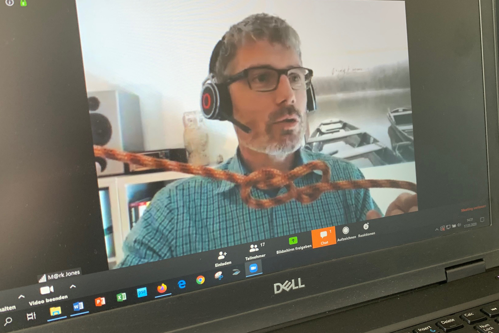 Mark Jones, Experte für digitales und virtuelles Lernen bei der Lernwerkstatt Olten zeigt, dass selbst Knotentechnik virtuell gelehrt werden kann.