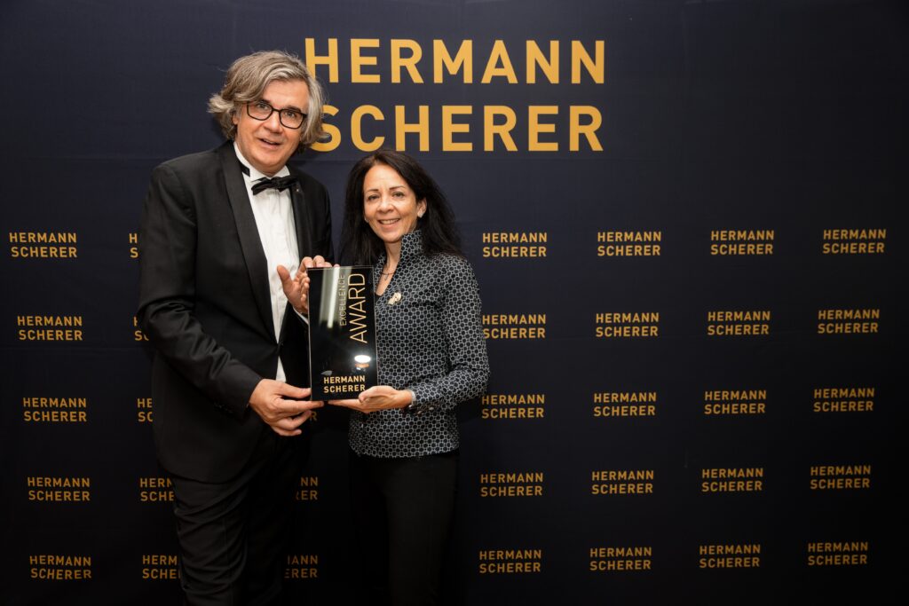 Barbara Brunner Cozzolino und Hermann Scherrer bei der Preisverleihung zum Gruppen Speaking Weltrekord.