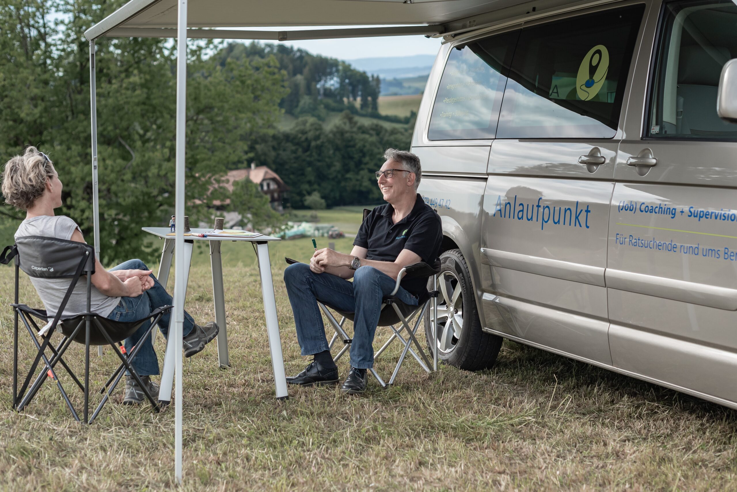 Stefan Baumann beim Job Coaching vor seinem selbst umgebauten «Bürobus».