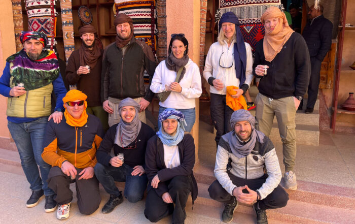 Die Teilnehmenden am Kameltrekking 2025 mit Co-Leiterin Beatrice Renfer (stehend, dritte von rechts) und Teilnehmerin Céline Herzog (knieend, zweite von rechts).