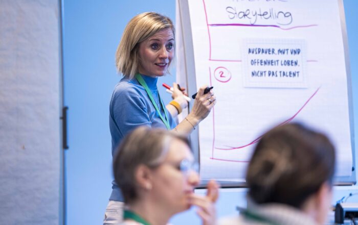 Das SVEB-Zertifikat ist ein Türöffner in eine Welt, in der Lernen sinnstiftend, praxisnah und zukunftsgerichtet gestaltet wird. Es befähigt Menschen, andere auf ihrem Lernweg zu begleiten – mit Freude, Verantwortung und Kompetenz.