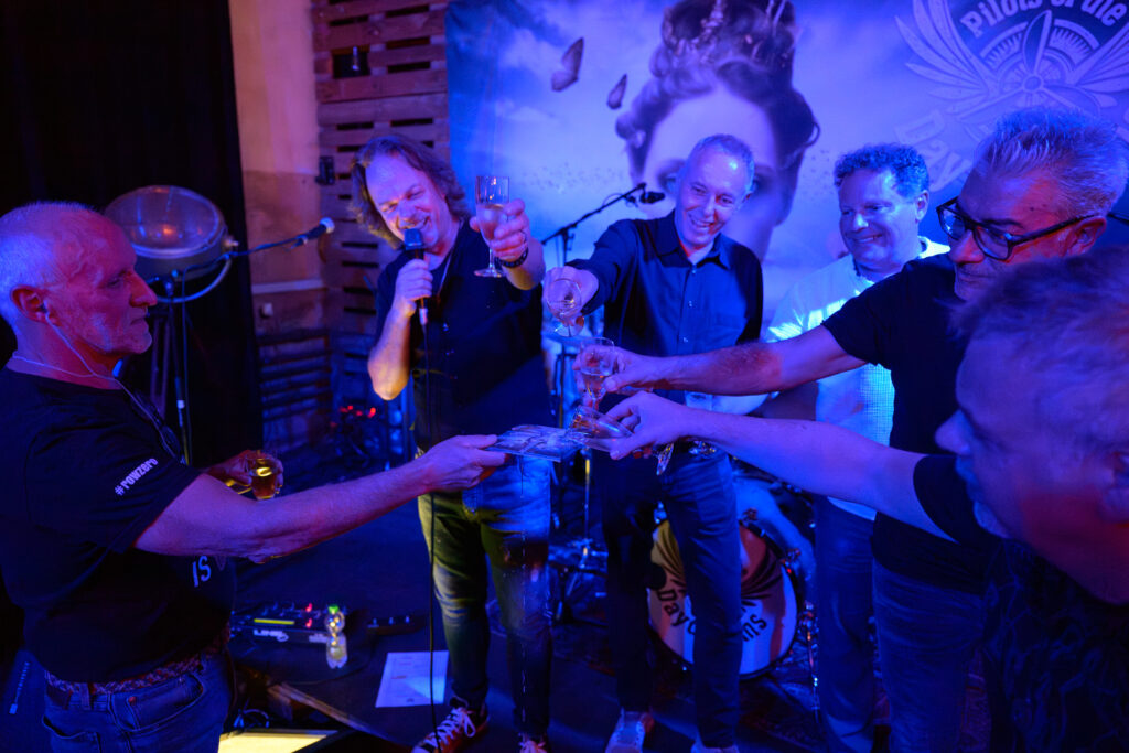 LWO-Co-CEO Daniel Herzog feierte mit. Dass dieses Album Realität wurde, ist auch der Lernwerkstatt Olten zu verdanken. Mit ihrem Kultursponsoring unterstützte sie die Produktion und setzt ein starkes Zeichen: Bildung und Kultur gehören zusammen.