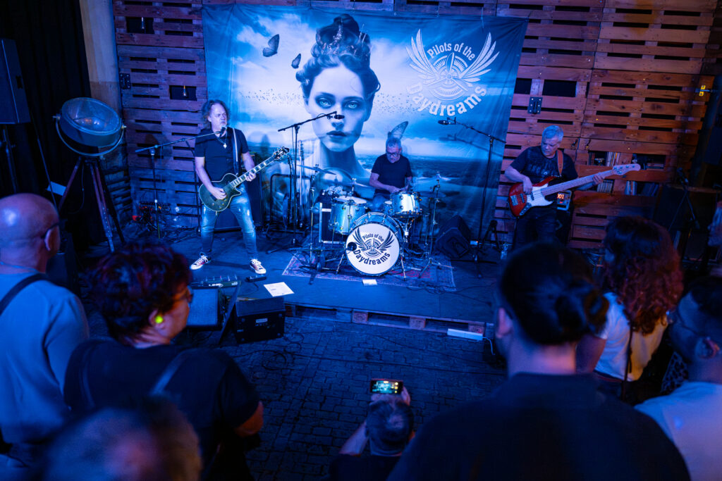 Für die Ostschweizer Rockband Pilots of the Daydreams ein unvergesslicher Moment: Im «Bildrauschen» in Bürglen tauften sie vor über 100 begeisterten und treuen Fans ihr neues Album «Invented Paradise».