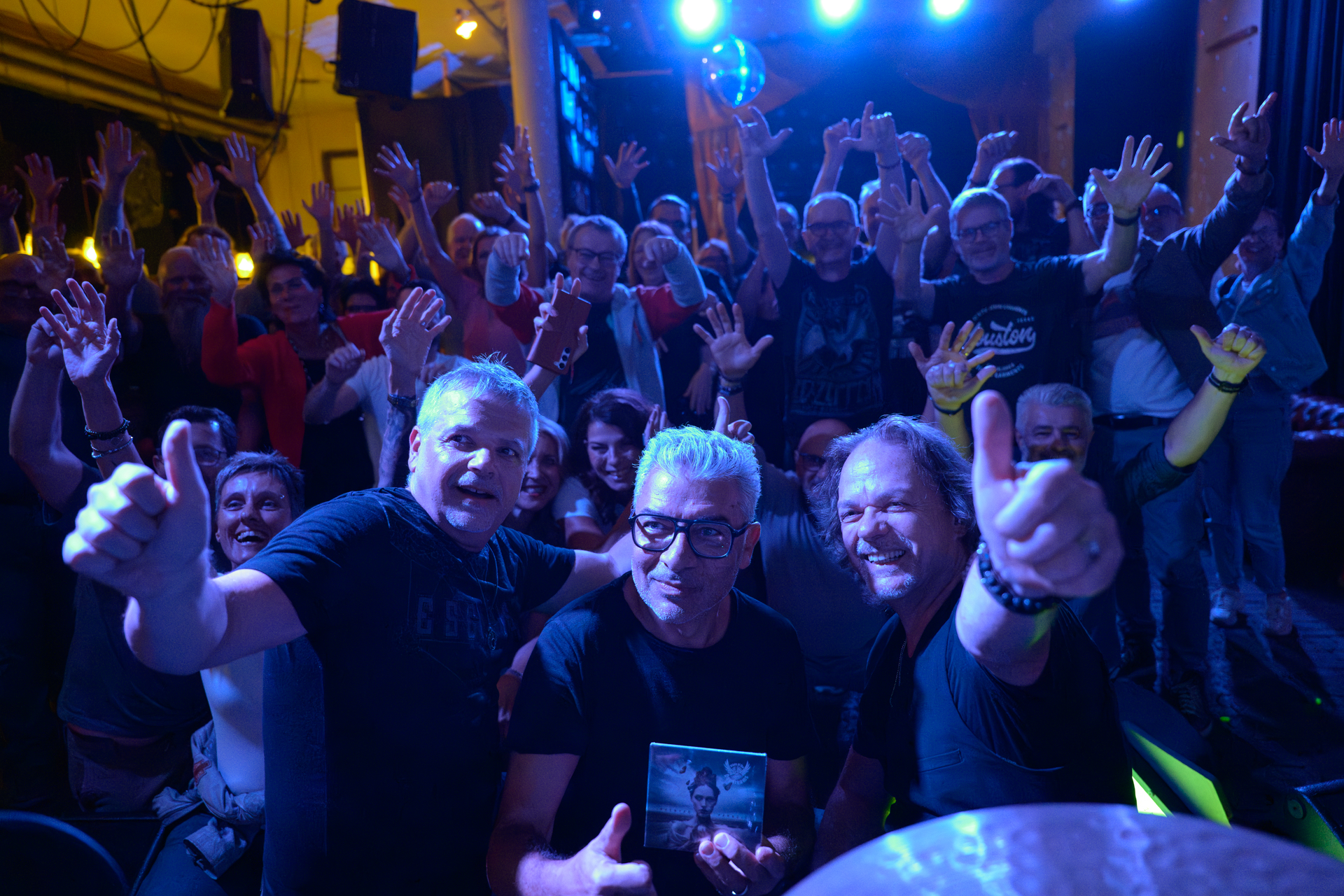 In grosser Feierlaune: Walo Bortoletto (Bass), Biagio Anania (Drums) und Marco Predicatori (Vocals und Gitarre)