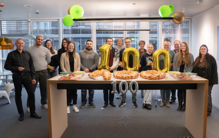 Die 100. Lehrgangsgruppe zum SVEB-Zertifikat – Durchführung von Lernveranstaltungen in Olten, zusammen mit Lernwerkstatt Co-CEO Daniel Herzog (1. v.l.) und Lehrgangsverantwortliche Beatrice Kaufmann (6. v.r.).