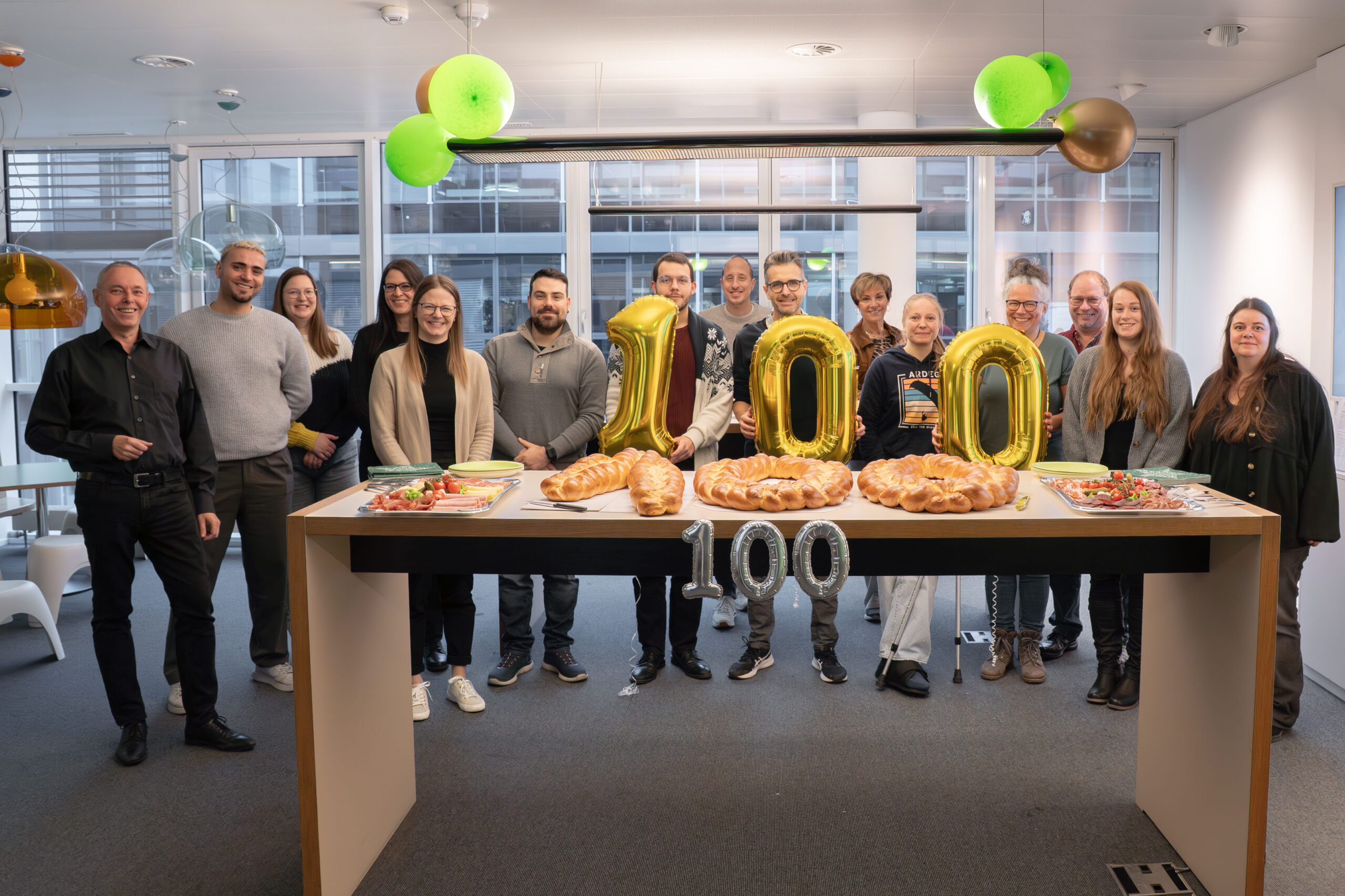 Die 100. Lehrgangsgruppe zum SVEB-Zertifikat – Durchführung von Lernveranstaltungen in Olten, zusammen mit Lernwerkstatt Co-CEO Daniel Herzog (1. v.l.) und Lehrgangsverantwortliche Beatrice Kaufmann (6. v.r.).