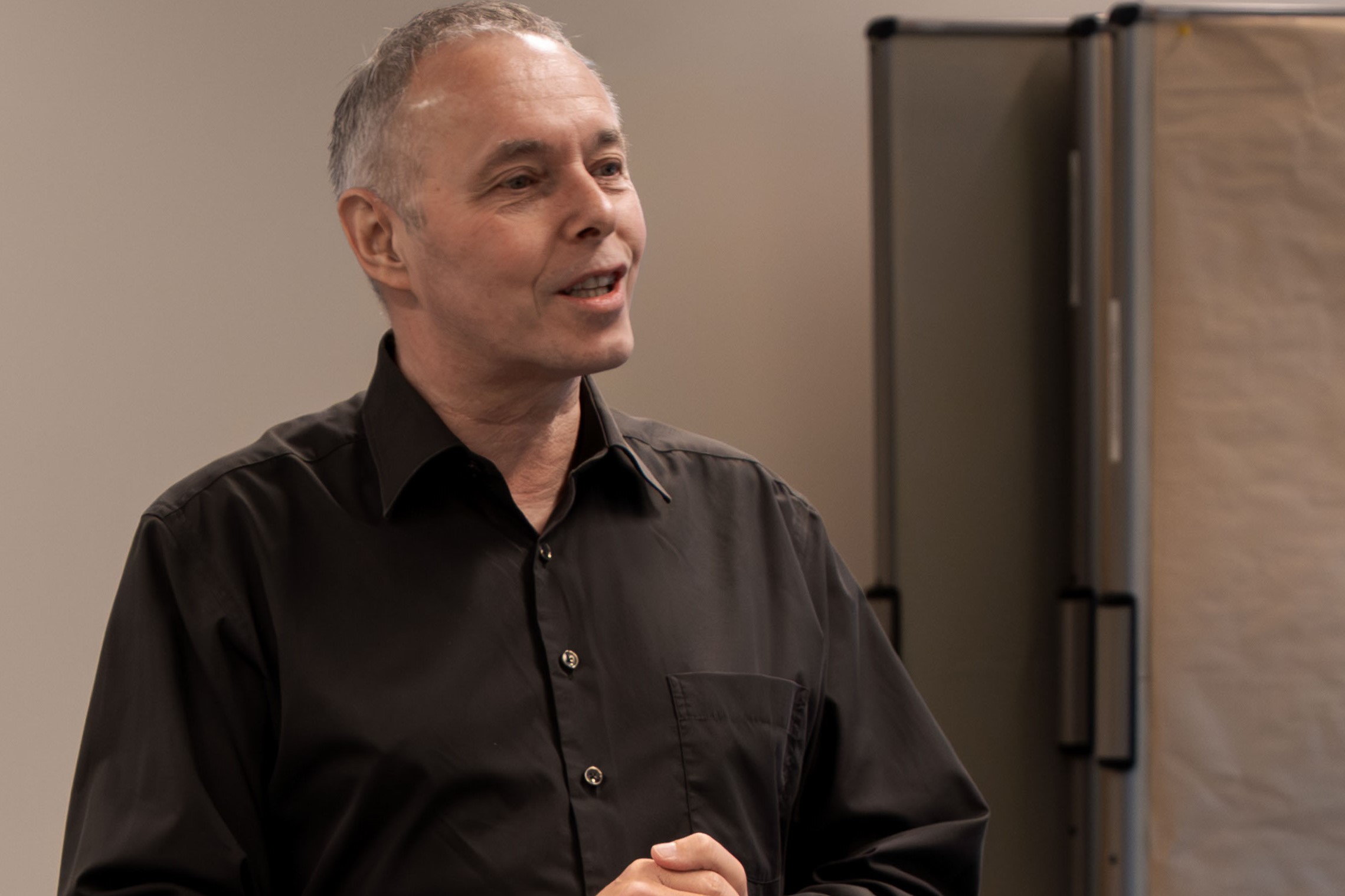 Lernwerkstatt Co-CEO Daniel Her zog begrüsste die Teilnehmenden mit einem Rückblick auf den ersten SVEB Lehrgang vor 25 Jahren.