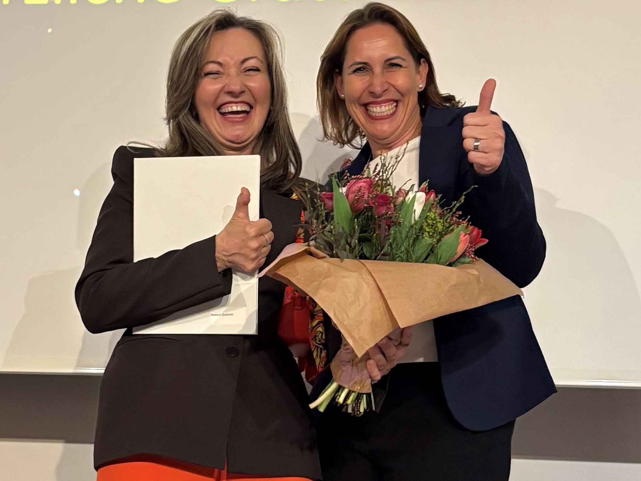 mentoren-erfolg Freude herrscht: Jahresbeste Natasa Djokovic (links) mit LWO Co-CEO Diana Binder Wettstein.